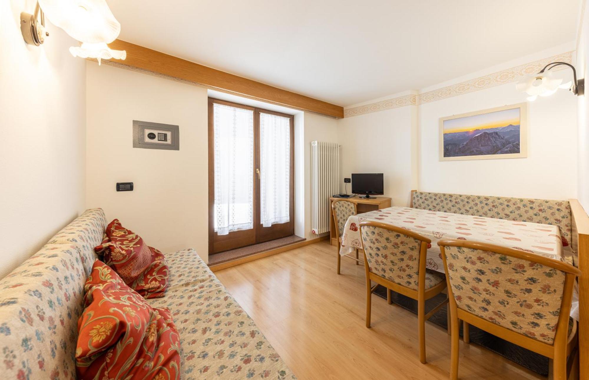Albergo Arnica กานาเซย์ ภายนอก รูปภาพ